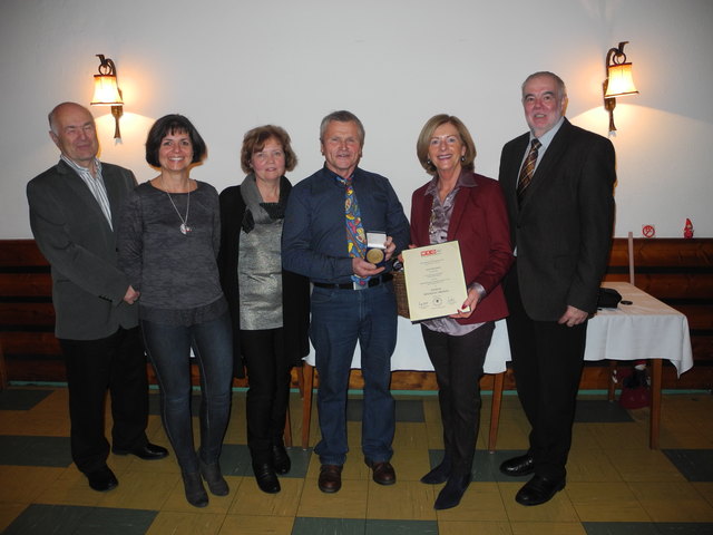 Ing. Julius Eisenhuber, Monika Eisenhuber, Grete und Josef Weinzettel, Bezirksstellenobfrau KommR Waltraud Rigler, Bezirksstellenleiter Mag. Josef Braunstorfer (v.l.) | Foto: WKNÖ