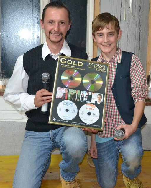 Stefan und Lukas Lucca erhielten die erste Goldene Schallplatte ihrer Karriere. | Foto: privat