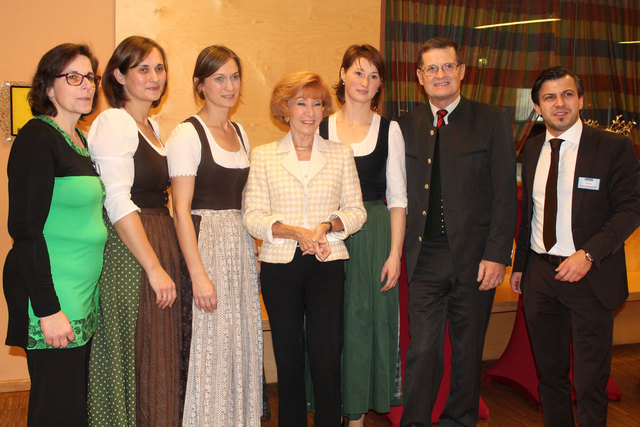 Schauspielerin Guggi Löwinger (in der Bildmitte) begeisterte das Publikum beim traditionellen Adventzauber im SeneCura Sozialzentrum Grafenwörth – am Bild mit Pflegedienstleiterin Brigitte Scheffel, den Musikerinnen der Familienmusik Zehetner und Werner Bernreiter, Leiter des SeneCura Sozialzentrums Grafenwörth. | Foto: SeneCura Sozialzentrum