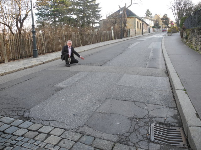 Zu schön, zu breit und zu wenig befahren um die Bewohner vor den EU Brummis zu verschonen.