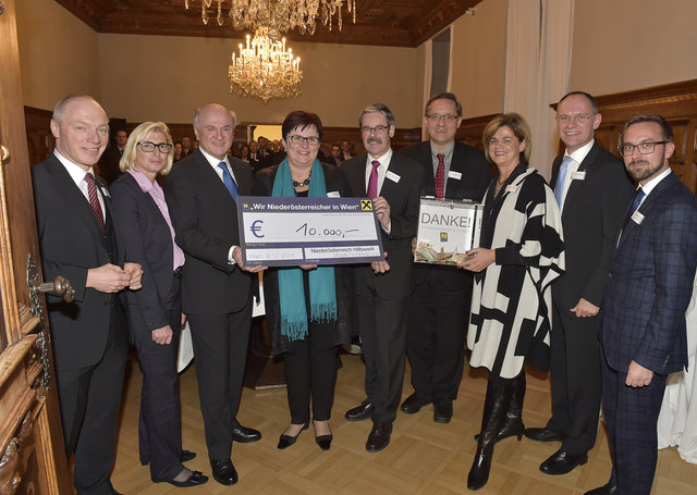 Helmut Miernicki (Geschäftsführer ecoplus), Donau-Versicherungs-Generaldirektorin Elisabeth Stadler, Landeshauptmann Dr. Erwin Pröll, Hilfswerk-Präsidentin Michaela Hinterholzer, Vereinspräsident Erwin Hameseder, Flughafen-Vorstand Günther Ofner, Bettina Glatz-Kremsner (Österreichische Lotterien), Landesgeschäftsführer Gerhard Karner, Michael Höfler (pantarhei corporate advisors). | Foto: NLK Filzwieser