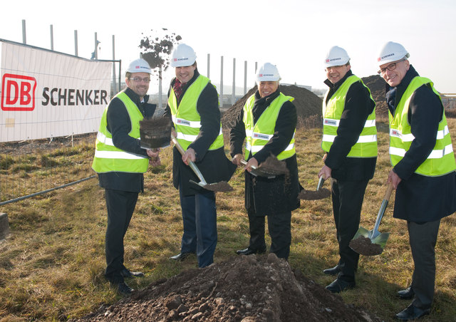 Christian Rankl, Geschäftsstellenleiter von DB Schenker in St. Pölten, Matthias Prichzi, Geschäftsleitung Goldbeck Rhomberg GmbH, Adel Shebl, Dr. Shebl & Partner Generalplaner GmbH, Matthias Stadler, Bürgermeister von St. Pölten, Kurt Leidinger, Vorstandsvorsitzender von DB Schenker in Österreich und Südosteuropa | Foto: DB Schenker