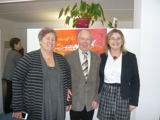 Die Fachfrauen für Steuern und Unternehmensangelegenheiten Silvia Musial und Karin Gondosch mit Altbgm. Hubert Lehenbauer, der seine Kunstwerke präsentierte