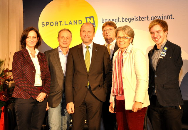 Petra Walter (Raiffeisen), Toni Schutti (Sporthilfe), Bernhard Lackner (NV), Dieter Scharitzer (WU Wien), Landesrätin Petra Bohuslva und Sportler Andreas Onea.