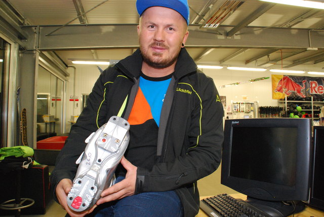 Mittels Schrauben in der Schuhsohle (rot) kann die Breite des Schaftes bei modernen Schuhen eingestellt werden