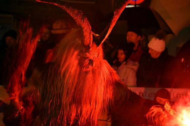 Besucherrekord: Der Krampuslauf lockte rund 600 Besucher nach Loipersbach. | Foto: Privat