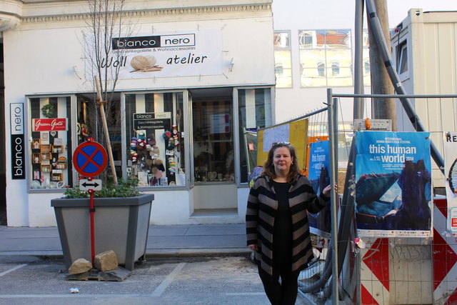 Leben und arbeiten direkt an der Baustelle: Erika Bsuchner ist verzweifelt - Lärm, Staub und niemand, der weiß, wie es weitergeht.