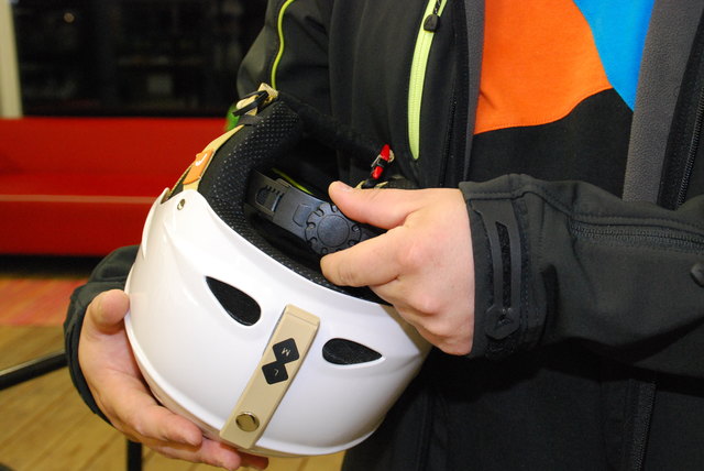 Der Helm muss am Hinterkopf verstellbar sein, um optimal auf jedem Kopf zu sitzen
