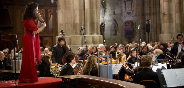 Daniela de Santos mit dem Symphonieorchester
