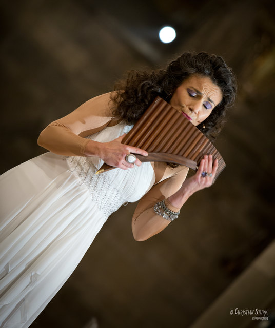 Daniela de Santos mit ihrer Panflöte