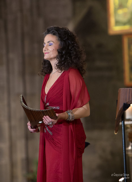 Daniela de Santos vor dem Titel „Halleluja“