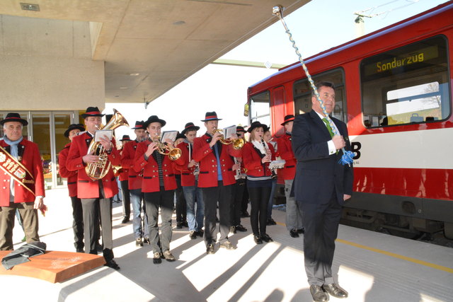 Landesrat Hans Mayr nimmt den Taktstock in die Hand.