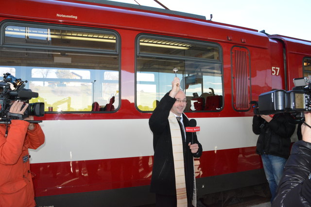 Pfarrer Markus Männer weiht Bahnhof und Strecke ein