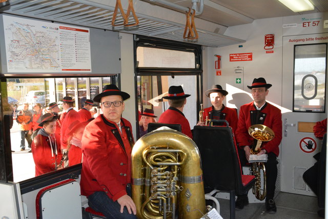 Auch die Trachtenmusikkapelle Ostermiething genießt die erste Testfahrt