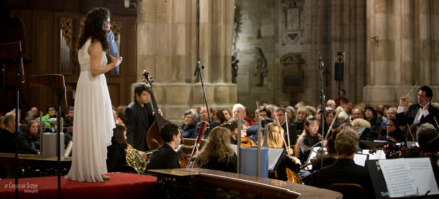 Daniela de Santos mit dem Symphonieorchester