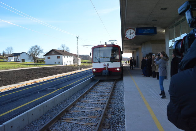 12. 12. 12 Uhr: Der erste Zug fährt in Ostermiething ein.