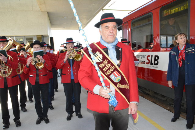 Die Trachtenmusikkapelle Ostermiething am neueröffneten Bahnhof.