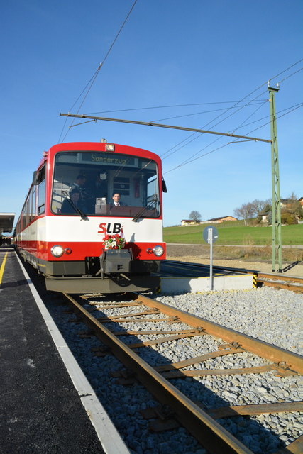Peter Brandl, Bereichsleiter Verkehr Salzburg AG lenkt die Bahn bei der ersten Fahrt von Ostermiething aus