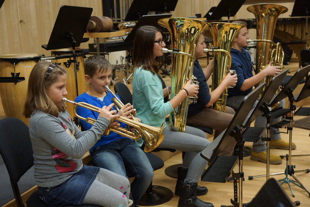 Die jungen Musikerinnen und Musiker freuen sich schon auf die Weihnachtsmatinee im neuen Musikprobenraum!