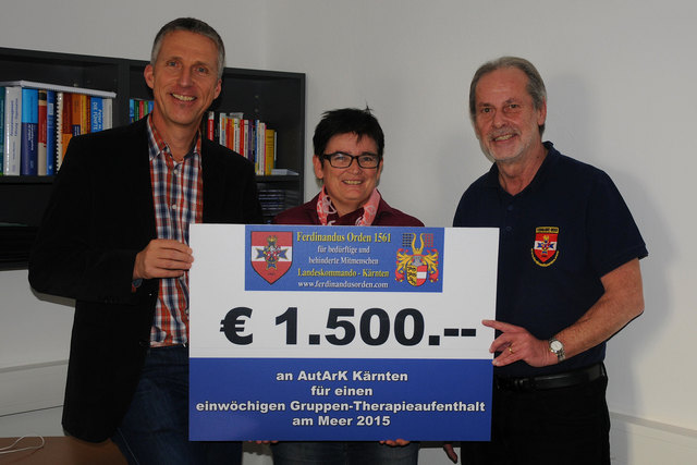Einen Spendenscheck zur Finanzierung eines Gruppen-Therapieaufenthaltes am Meer für Klienten von AutArK überbrachte Lds.Kdt. Alexander Lesjak an die Geschäftsführung, Herrn Andreas Jesse.