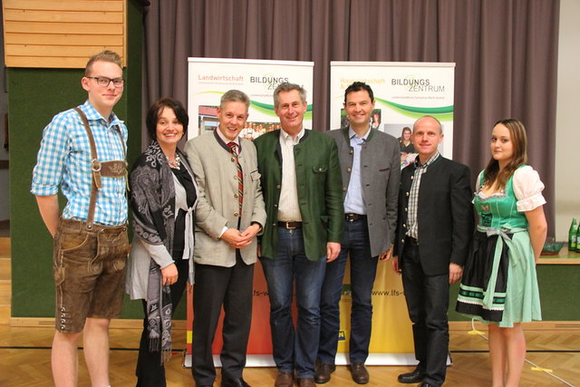 Schüler Martin Unger, Bürgermeisterin Michaela Walla, LA Hermann Hauer, BR Martin Preineder, LK-Direktor Dipl.-Ing. Franz Raab, Direktor Dipl.-Ing. Franz Aichinger und Schulsprechererin Elisa Kager (v.l.). | Foto: Jürgen Mück