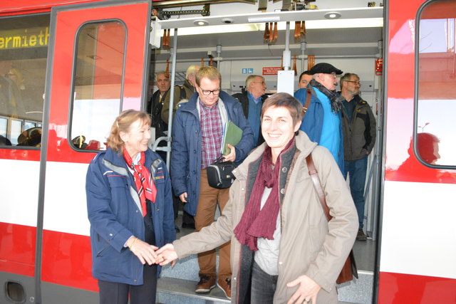 Salzburgs LH-Stv. Astrid Rössler steigt aus der Lokalbahn aus, die von Salzburg gekommen ist.