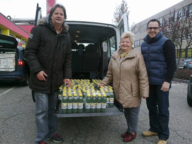Eine der vielen Sozialaktionen von GR. Günther Scheider war zuletzt die Übergabe von mehreren Hundert Flaschen Fruchtsaft an die Leitung des Zivilinvalidenverbandes Klagenfurt. Im Bild neben GR.Scheider Stefan Schmidhofer ( Geschäftsführer der Fa. Pago) und Edith Speiser vom ÖZIV.