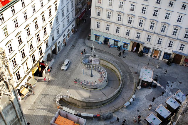 Die auf dem Stephansplatz installierten Lampen, die den 137 Meter hohen Hauptturm beleuchten, werden von der Stadt Wien erneuert. Die Beleuchtung des Doms soll verbessert werden.