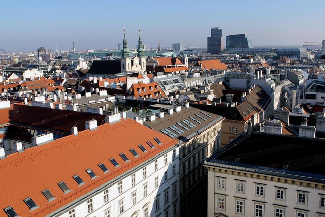 Nicht nur für den Blick auf die Pummerin lohnt sich eine Fahrt mit dem Aufzug. Vom Aussichtsplateau auf dem Nordturm hat man bei sonnigen Wetter einen wundervollen Blick auf die Innenstadt.