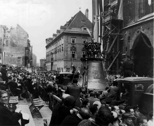 Im April 1952 wurde die in Oberösterreich gegossene "neue Pummerin" auf dem Stephansplatz von einer begeisterten Menschenmenge begrüßt.