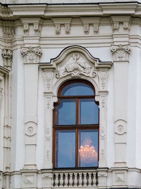 In den Prunkräumen hat man schon die großen Luster eingeschaltet