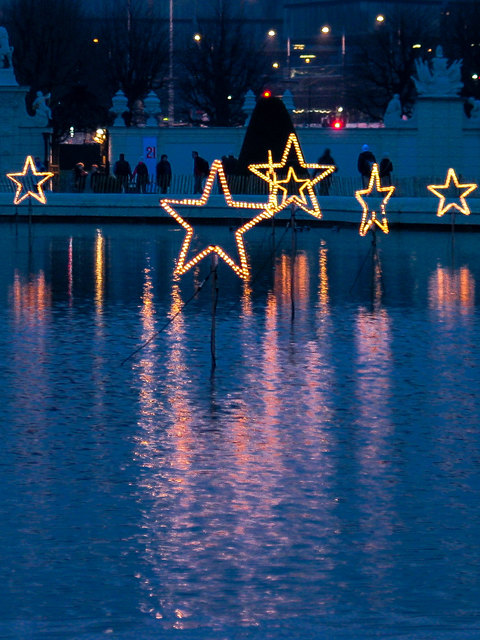 Bei Einbruch der Dunkelheit kommt die Weihnachtsbeleuchtung voll zur Geltung