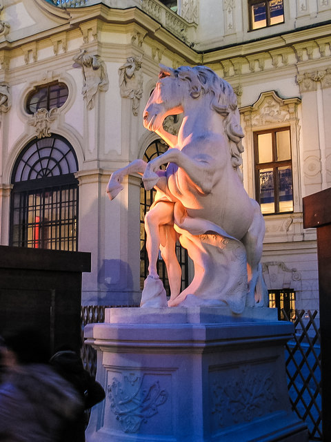 Zwischen den Verkaufsständen erhascht man einen Blick auf die Statuen