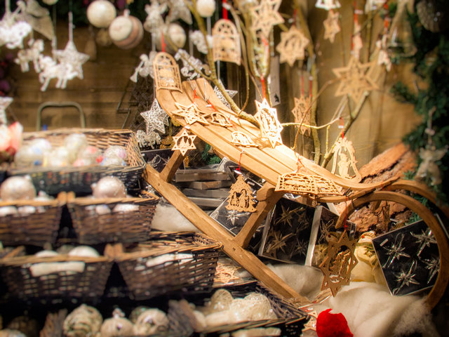 Ein Stand mit Weihnachtsschmuck