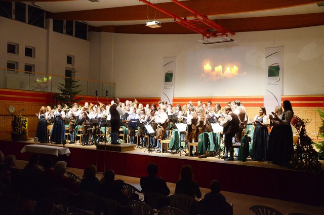 Die Trachtenkapelle Markt Hartmannsdorf unter ihren Kapellmeister Josef Pallier sorgten für ein anspruchsvolles Programm beim heurigen Weihnachts- und Neujahrskonzert in der Sporthalle Markt Hartmannsdorf . | Foto: Trachtenkapelle Markt Hartmannsdorf