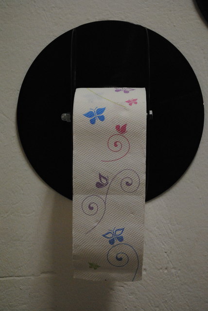 KELLERWERK stellt wunderbarese Up-recycling her. Hier hat der Plattenspieler ausgespielt: Klopapierhalter made aus Vinyll! | Foto: Franziska Bukowsky