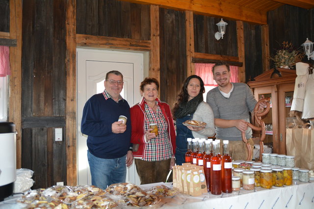 Rupert und Gertraud Hauer mit Schwiegertochter Verena und Sohn Jürgen am Rasdorf-Hof.