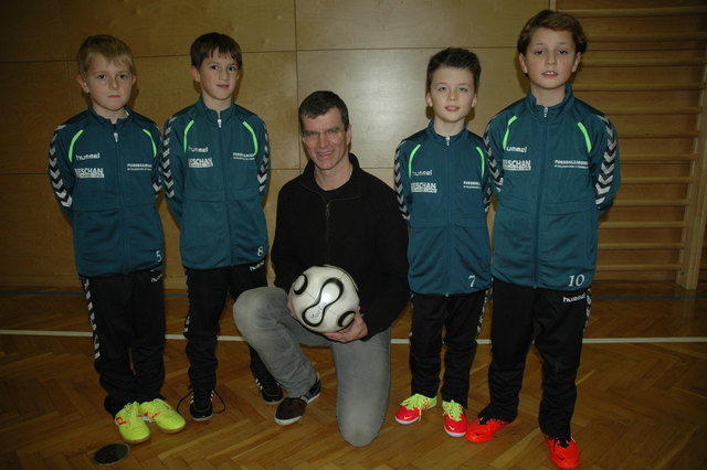 Sponsor Heinz Breschan mit einigen Nachwuchskickern | Foto: KK