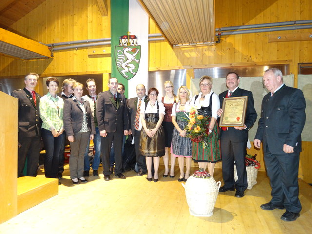 Bgm. Josef Glatz (2.v.r.) mit Vzbgm. Alois Schwengerer (l.), dem Gemeinderat und den Gemeindebediensteten von Vornholz