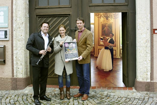 Freuen sich schon auf das Neujahrskonzert am 5. Jänner 2015: v.l.nr.: Musikalischer Gestalter Mag. Bernhard Pfaffelmaier, Sängerin Romana Amerling (geb.Beutel) und Bgm. Roland Braimeier.