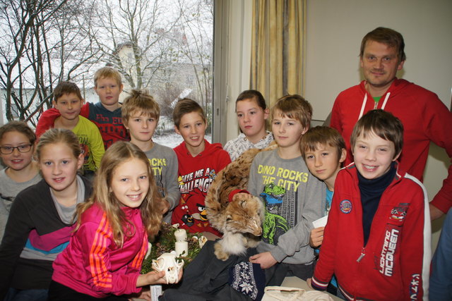 Die Schüler der 1. A Klasse der ÖKOLOG - Hauptschule Rohrbach haben den Luchs schnell ins Herz geschlossen.