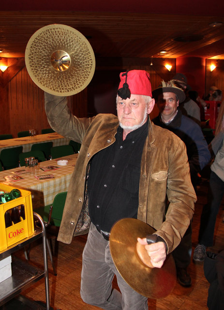 Zwei Zähne des Panzenaff Hugo Sailer hängen an einer silbernen Kette, die der Eselführer der Wilden an seinem Rock trägt.