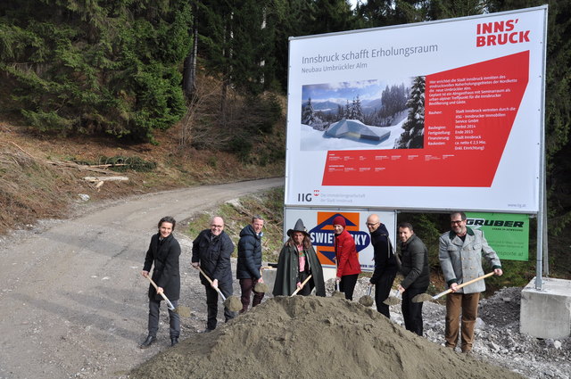 Architekten Ludescher (1.v.l.) und Lutz (3.v.r.) mit GR Stoll, Vizebgm. Kaufmann, Bgm. Oppitz-Plörer, IIG-GF Danler, Forstamtsleiter Wildauer und dem "Kasermandl" | Foto: Hofer