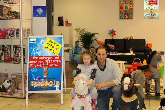 Andreas Krainz mit einigen der kuscheligen Reittiere von Toy Fun im Einkaufszentrum Südpark
