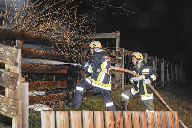Ein Stadel in Karrösten ging am Montag Abend in Flammen auf. | Foto: Foto: ZOOM Tirol