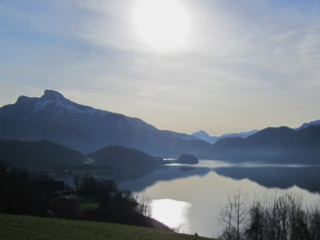 Die Sonne zeigt den Mondsee in einem schönen Licht.