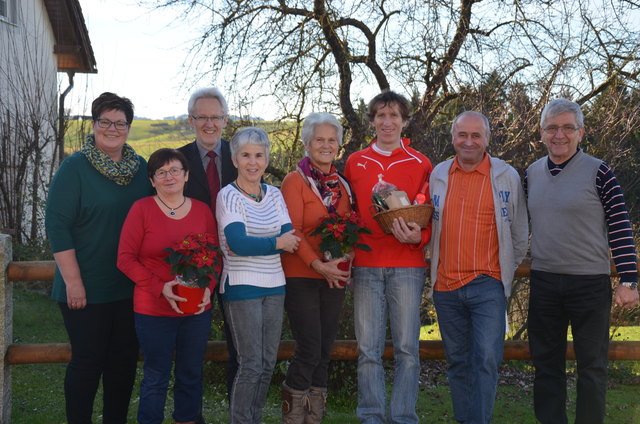 Sachbearbeiterin Gesunde Gemeinde Hermine Lindorfer, Leopoldine Riederer-Winkler (2. Platz Damen), Erwin Andexlinger (2. Platz Herren), Arbeitskreisleiterin Maria Hannerer, Ortssiegerin Gertrud Kobler, Ortssieger Wolfgang Neumüller, Johann Riederer-Winkler (3. Platz Herren), Bgm. Johann Reiter (v. l.). Nicht am Foto: Christine Steininger (3. Platz Damen). | Foto: Hermine Lindorfer