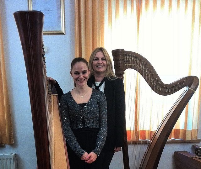 Katharina Troger und ihre Lehrerin Ursula Neuhauser. | Foto: Troger