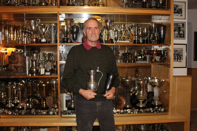 Stefan Sodat mit dem Sieger-Pokal der Lauberhorn-Abfahrt und seinem ersten Pokal.