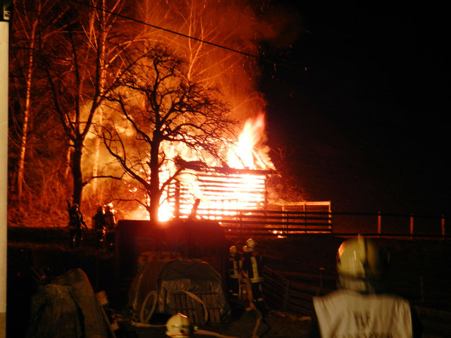 Ein Stadel in Karrösten ging am Montag Abend in Flammen auf. | Foto: Foto: ZOOM-Tirol